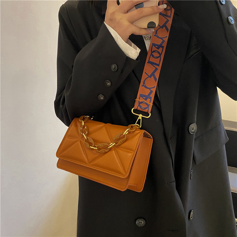 Chic Women's Shoulder Bag - Fall 2022 Fashion Trend