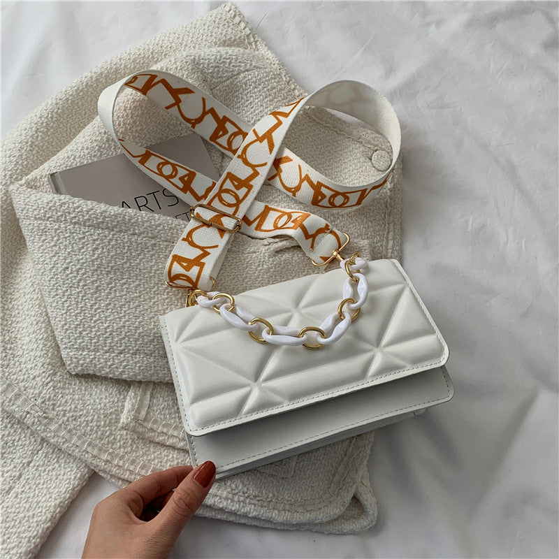 Chic Women's Shoulder Bag - Fall 2022 Fashion Trend